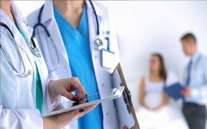 मध्य प्रदेश में मेडिकल ऑफिसर की भर्ती (MP Medical Officer Vacancy)
MPPSC ने राज्य के परिवार एवं स्वास्थ्य कल्याण विभाग में मेडिकल ऑफिसर के 727 पदों पर भर्ती निकाली है। मेडिकल ऑफिसर पदों के लिए कैंडिडेट्स के पास MBBS या भारतीय चिकित्सा परिषद् से मान्यता प्राप्त डिग्री होनी चाहिए। आयुसीमा की बात करें तो कैंडिडेट्स की उम्र 21 साल से कम और 40 साल से ज्यादा नहीं हो। इच्छुक उम्मीदवार, 15 फरवरी से MPPSC की आधिकारिक वेबसाइट www.mppsc.nic.in पर जाकर आवेदन कर दें। वेबसाइट पर जाकर ऑनलाइन आवेदन कर सकते हैं। ऑनलाइन आवेदन अप्लाई करने की प्रक्रिया 15 फरवरी 2021 से शुरू होकर 14 मार्च 2021 तक चलेगी।
