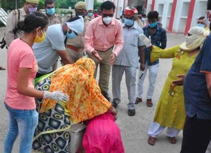 The daughter fell on DM feet while crying said that Sir the doctors killed my father kpl