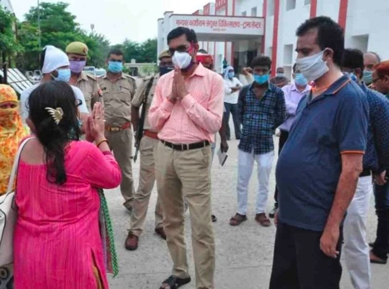 The daughter fell on DM feet while crying said that Sir the doctors killed my father kpl