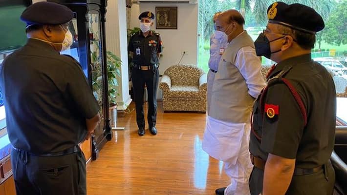Rajnath Singh meets Corona-infected Pranab Mukherjee kpn Rajnath Singh meets Corona-infected Pranab Mukherjee kpn