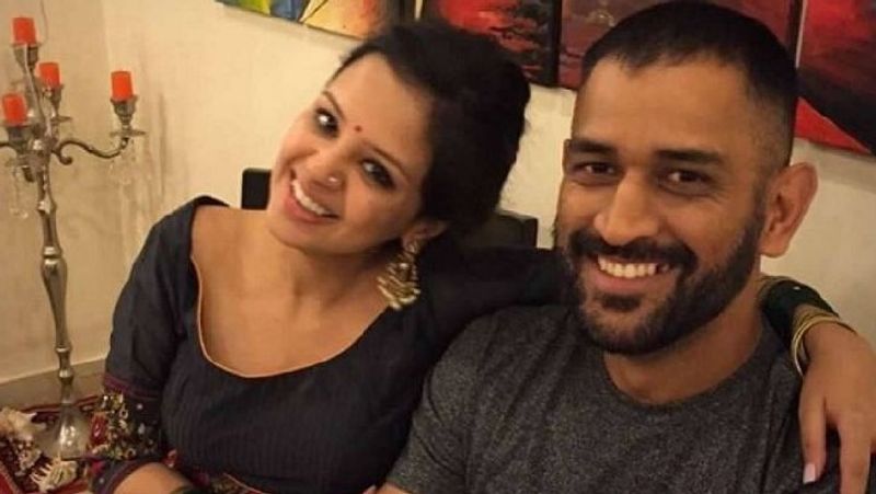 MS Dhoni Becomes Dad Again?' Speculate Confused Netizens After Wife Sakshi Shared Photos of Daughter Ziva Holding a Newborn Baby