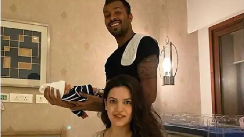 MS Dhoni Becomes Dad Again?' Speculate Confused Netizens After Wife Sakshi Shared Photos of Daughter Ziva Holding a Newborn Baby