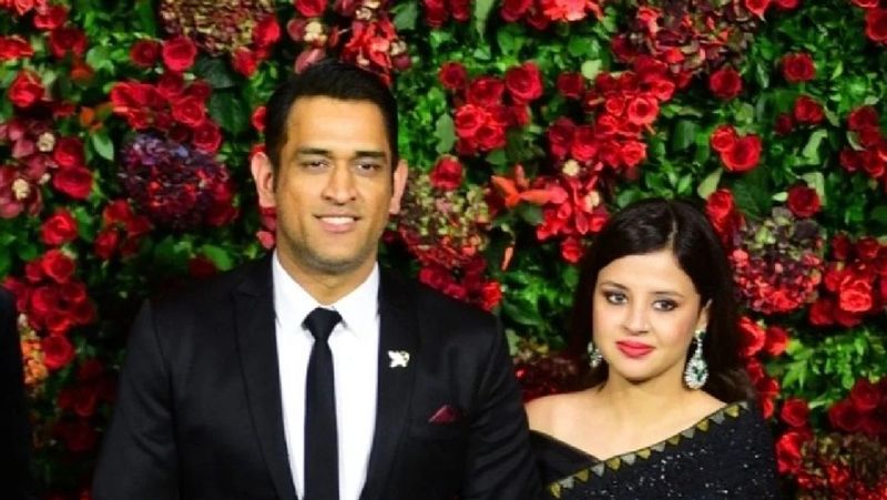MS Dhoni Becomes Dad Again?' Speculate Confused Netizens After Wife Sakshi Shared Photos of Daughter Ziva Holding a Newborn Baby