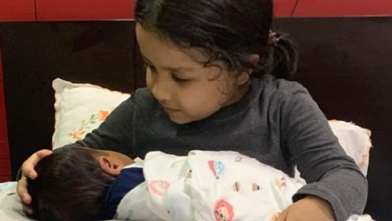 MS Dhoni Becomes Dad Again?' Speculate Confused Netizens After Wife Sakshi Shared Photos of Daughter Ziva Holding a Newborn Baby
