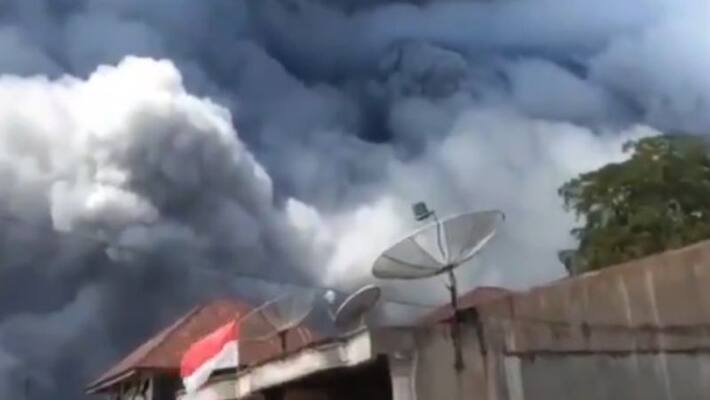 Indonesia volcano eruption sends smoke and ash 5 km into the air bsm Indonesia volcano eruption sends smoke and ash 5 km into the air bsm
