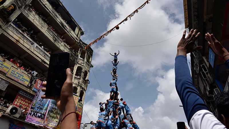 Krishna Janmashtami 2020: Coronavirus and Dahi Handi, a hindu tradition broken by infection kpa