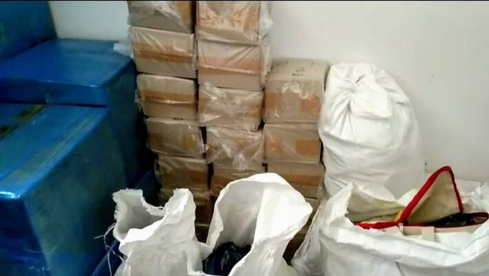 Gutka smuggled from Karnataka to Tamil Nadu, Police seize van and take action Gutka smuggled from Karnataka to Tamil Nadu, Police seize van and take action