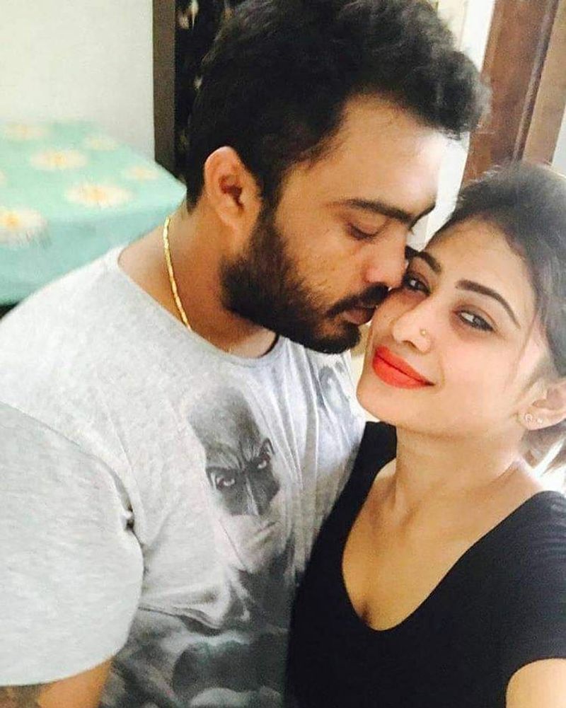 actress piumi hansamali kiss with ex husband share the photo