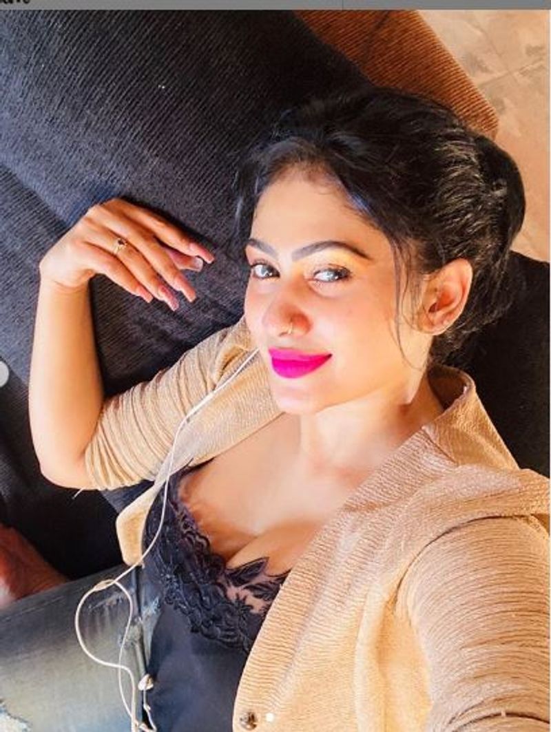 actress piumi hansamali kiss with ex husband share the photo