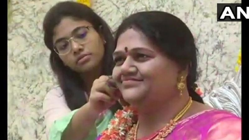 karnataka industrialist shrinivas gupta wife statue to celebrate new house warming kpr