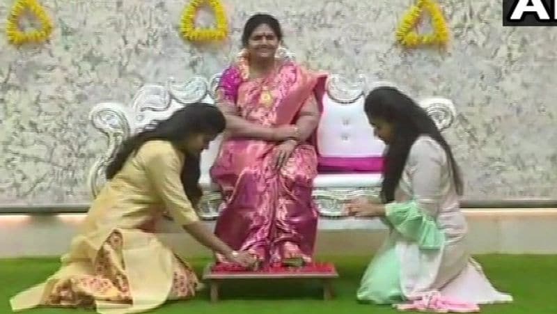 karnataka industrialist shrinivas gupta wife statue to celebrate new house warming kpr