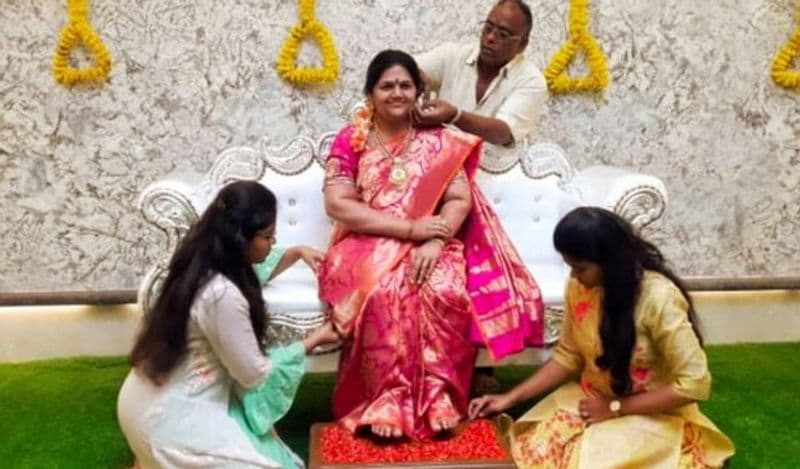 बीवी की मौत के 3 साल बाद पति ने किया जिंदा, बालों में सजाया गजरा और बगल में बैठ खिंचवाई तस्वीर | karnataka industrialist shrinivas gupta established wifes silicon wax statue at