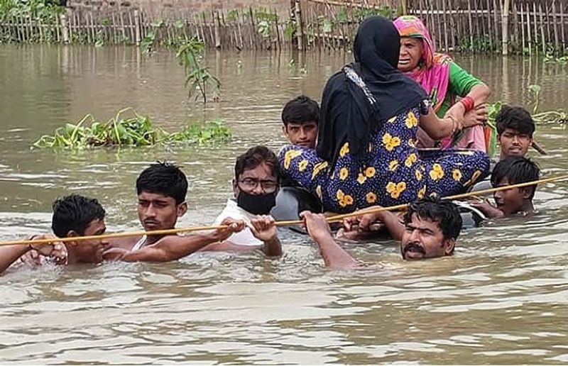 Bihar flood 2020: Boat has become ambulance due to floods in these 16 districts during Coronavirus, see 10 photos ASA