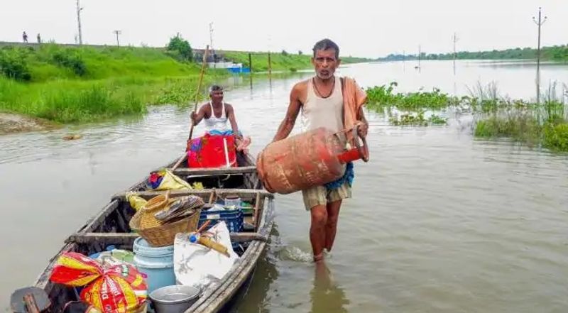 Bihar flood 2020: Boat has become ambulance due to floods in these 16 districts during Coronavirus, see 10 photos ASA