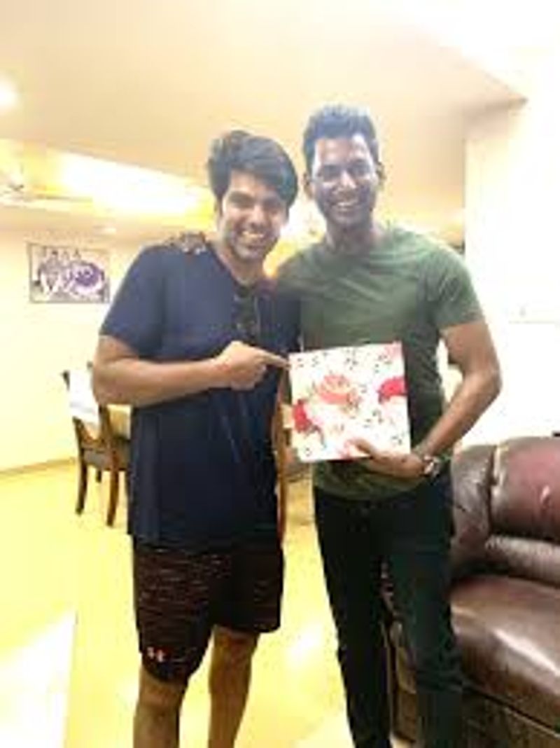 Actor vishal Fans Slams Arya for getting him to Gym