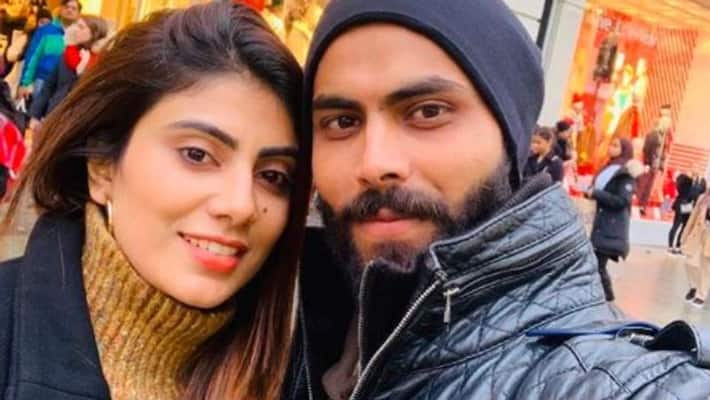 Ravindra Jadeja's wife argues with cops after being caught without face mask with his wife spb Ravindra Jadeja's wife argues with cops after being caught without face mask with his wife spb