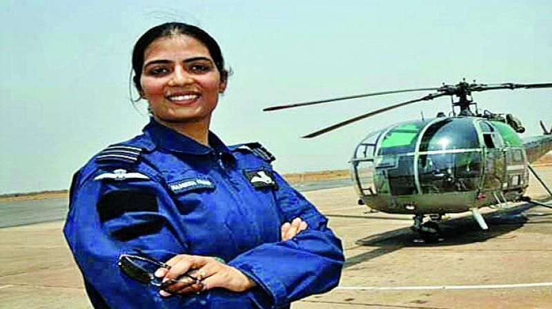 story of real kargil girl gunjan saxena india first woman combat aviator kpp