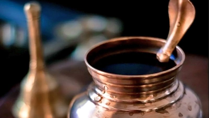 <p> চৈত্র মাসে স্নান করার পরে তামার পাত্রে জল ভরে তাতে লাল ফুল, সিঁদুর, চাল, ডাল মিশিয়ে সূর্যকে নিবেদন করুন। </p>