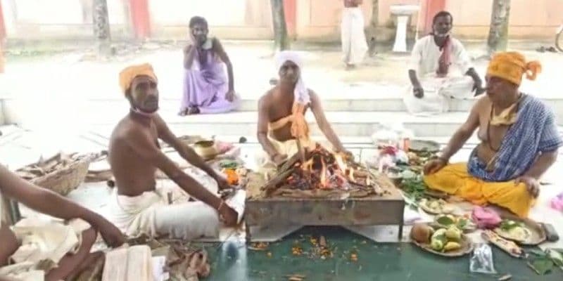 Villagers perform Maha Mrityunjaya Yagna for speedy recovery of Pranab Mukherjee-dbr