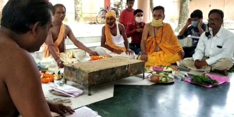 Villagers perform Maha Mrityunjaya Yagna for speedy recovery of Pranab Mukherjee-dbr