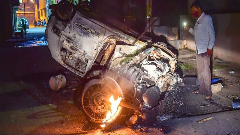 বেঙ্গালুরুর হিংসার ঘটনায় গ্রেফতার করা হয়েছে দু'জন এসডিপিআই সদস্যকে। তাদের মধ্যে একজন এসডিপিআই-এর নেতা মুজ্জামিল পাশা। জানা গিয়েছে এই পাশার ডাকেই মঙ্গলবার রাতে বেঙ্গালুরুর রাস্তায় নেমেছিল বিক্ষোভকারীরা। এবং যে বিতর্কিত পোস্টে ঘিরে এই হিংসার সূত্রপাত, সেই পোস্টটি হওয়ার এক ঘণ্টার মধ্যেই শহরের ২০০ থেকে ৩০০টি গাড়ি ভাঙচুর করা হয়।