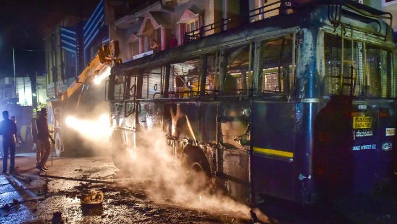 বেঙ্গালুরুর হিংসার ঘটনায় গ্রেফতার করা হয়েছে দু'জন এসডিপিআই সদস্যকে। তাদের মধ্যে একজন এসডিপিআই-এর নেতা মুজ্জামিল পাশা। জানা গিয়েছে এই পাশার ডাকেই মঙ্গলবার রাতে বেঙ্গালুরুর রাস্তায় নেমেছিল বিক্ষোভকারীরা। এবং যে বিতর্কিত পোস্টে ঘিরে এই হিংসার সূত্রপাত, সেই পোস্টটি হওয়ার এক ঘণ্টার মধ্যেই শহরের ২০০ থেকে ৩০০টি গাড়ি ভাঙচুর করা হয়।