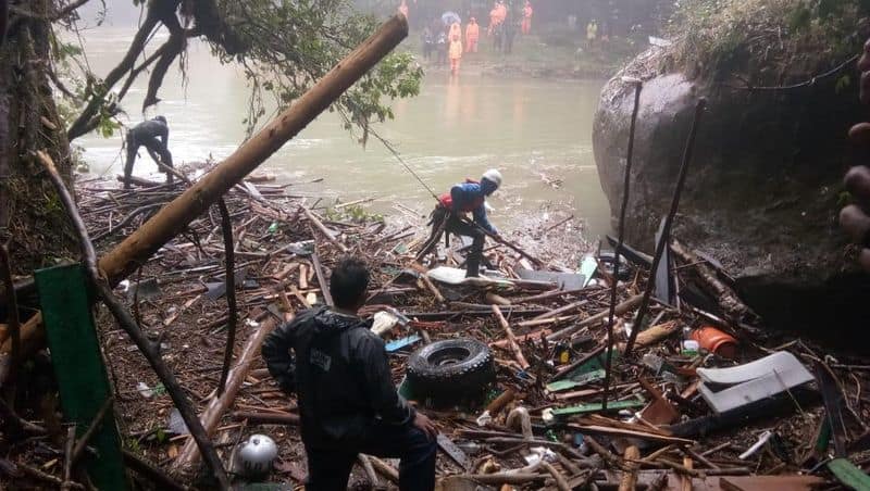 Childrens bodies to be found in pettimudi landslide idukki