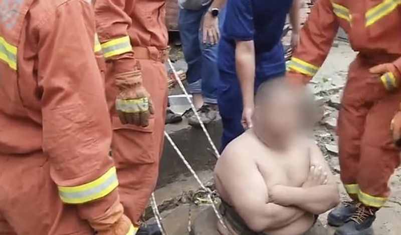125 kg overweight chinese man stuck in well rescue operation photos goes viral kph