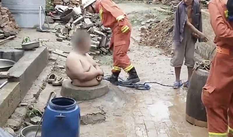 125 kg overweight chinese man stuck in well rescue operation photos goes viral kph