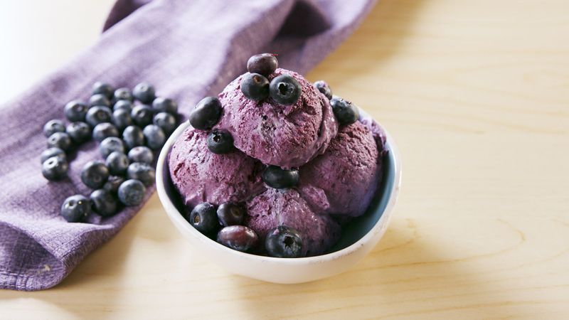 The study was conducted over six weeks with 22 women, 12 aged 25-40 and 10 aged 60-75. For the blueberry-enriched diet, participants consumed the equivalent of 1.75 cups of fresh blueberries/day, given as freeze-dried blueberries (19 g in the morning and 19 g in the evening), along with their regular diet. Participants were also asked to avoid other foods rich in polyphenols and anthocyanins.