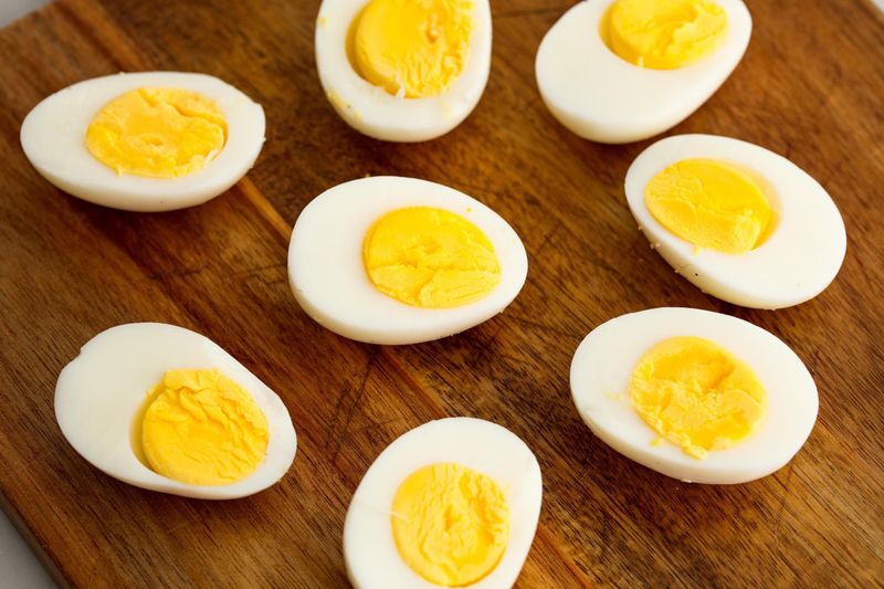 Egg is considered to be one of the nutritious foods of the world. But there are some things that put an egg under a bad reputation. An egg has only 75 calories with 7 grams of high-quality protein. Not just that, one egg contains iron, several minerals and vitamins and just 5 grams of fat.