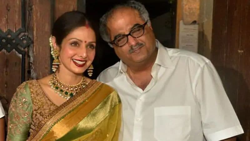 নেটিজেনদের একাংশ এবং শ্রীদেবীর ভক্তরা একাধিক প্রশ্ন তুলেছেন। কেউ কেউ বলেছেন, কীভাবে হোটেলের বাথটবে ডুবে মারা গেলেন বলিউডের হার্টথ্রব। বাথরুমের দরজা কীভাবে খুলে ঢুকেছিলেন স্বামী বনি কাপুর? 