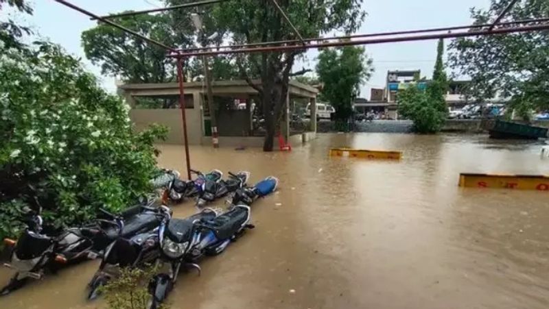 madhya pradesh news heavy rain in satna water immersed from road to police station kpr