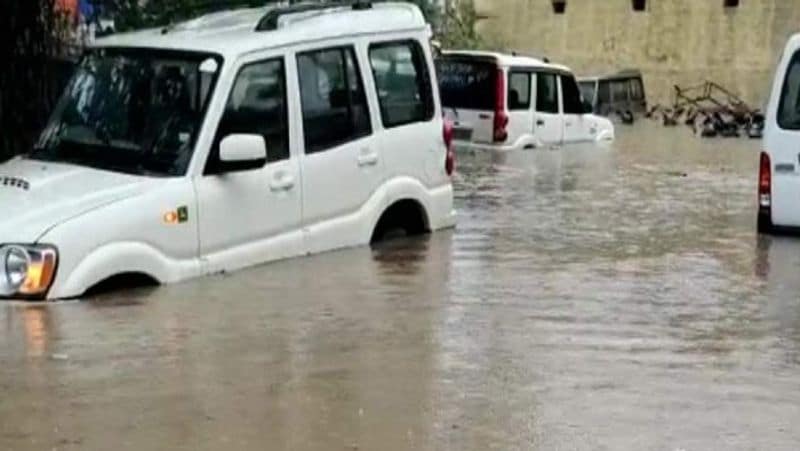 madhya pradesh news heavy rain in satna water immersed from road to police station kpr