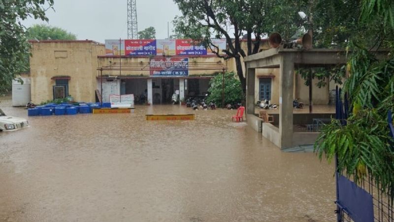 madhya pradesh news heavy rain in satna water immersed from road to police station kpr