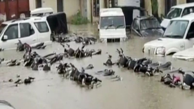 madhya pradesh news heavy rain in satna water immersed from road to police station kpr