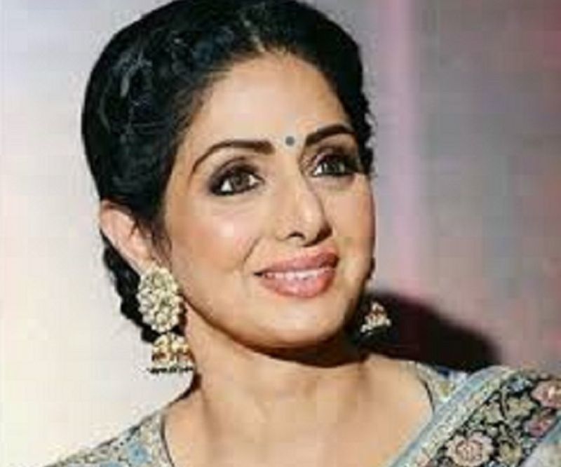 আর ফেরা হল না তার সাধের মুম্বইয়ে। বাথটবে ডুবেই নাকি মৃত্যু হয়েছিল সুপারস্টার শ্রীদেবীর। কফিনবন্দি হয়েই মুম্বইয়ে এসেছিলেন শ্রী।