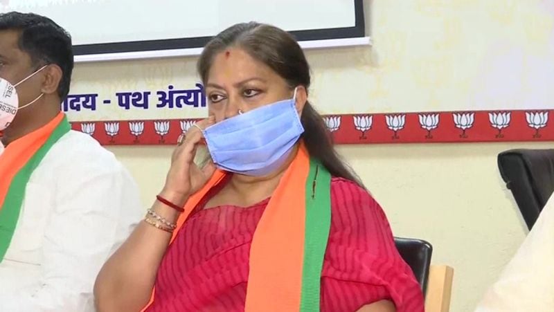 মেঘ কেটে রাজস্থান কংগ্রেসের আকাশে যখন সূর্য উঠব উঠব করছে ঠিক তখনই হঠাৎ এই বিষয়ে মুখ খুলতে শুরু করেছেন বসুন্ধরা রাজে। সেইসঙ্গে আনা হচ্ছে অনাস্থা প্রস্তাব। এই বিষয়ে বিজেপি সম্ভবত অনেকটাই দেরি করে ফেলল বলে মনে করা হচ্ছে। গেহলট-পাইলট দুই শিবিরে ভবিষ্যতেও লড়াই জারি থাকলেও এই মুহূর্তে গেহলট-এর বিরুদ্ধে অনাস্থা প্রস্তাবে পাইলট শিবিরের সম্মতি না দেওয়ার সম্ভাবনাই বেশি। তবে বিজেপি দেরি করলেও দেরি হয়নি বসুন্ধরা রাজে-র। 