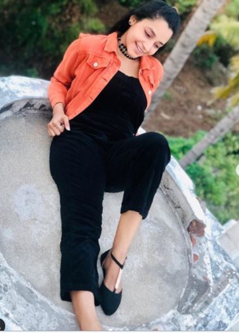 engavettu mappillai and jail movie actress abarnathi latest hot photos