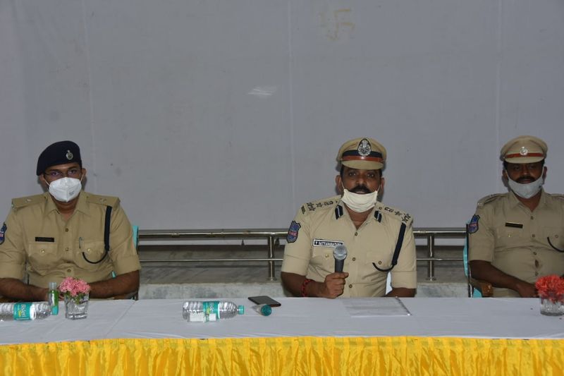 cheeting to courts using fraud papers... police arrested 8peoples gang in peddapally dist