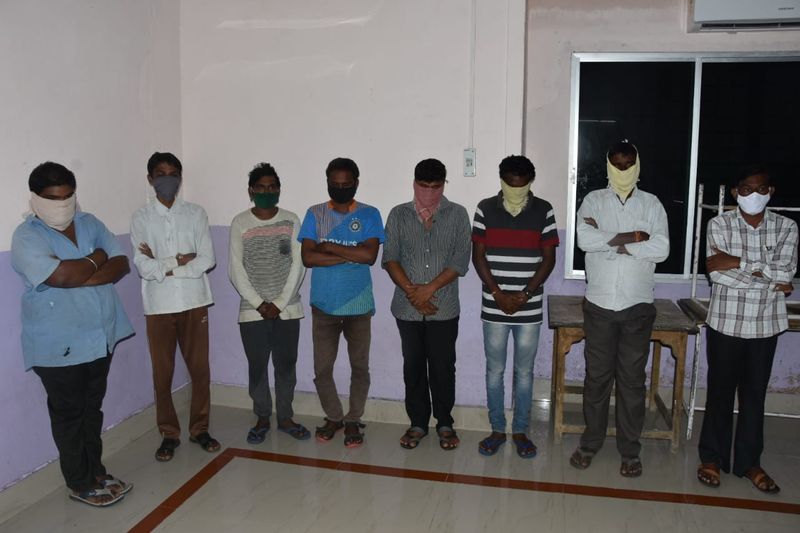 cheeting to courts using fraud papers... police arrested 8peoples gang in peddapally dist