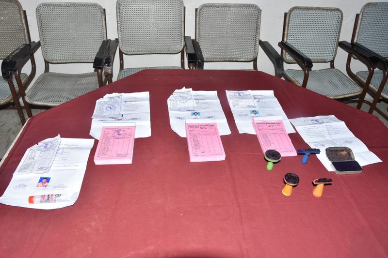 cheeting to courts using fraud papers... police arrested 8peoples gang in peddapally dist