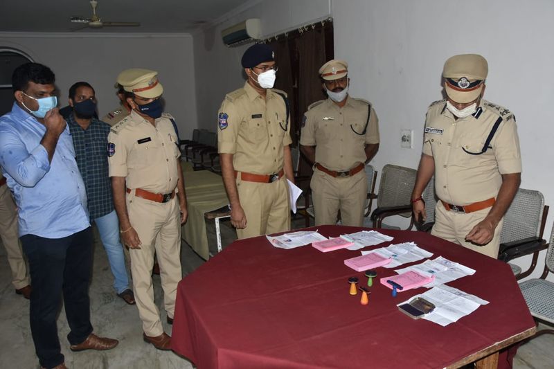 cheeting to courts using fraud papers... police arrested 8peoples gang in peddapally dist