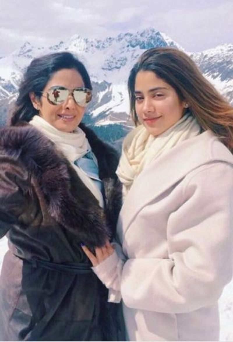 জাহ্নবী খুব সহজেই মন দিয়ে ফেলেন সকলকে। খুব সহজেই ভালোবেসে ফেলেন। যে বিষয়টা মোটেই ভালো চোখে দেখতেন না তিনি। 