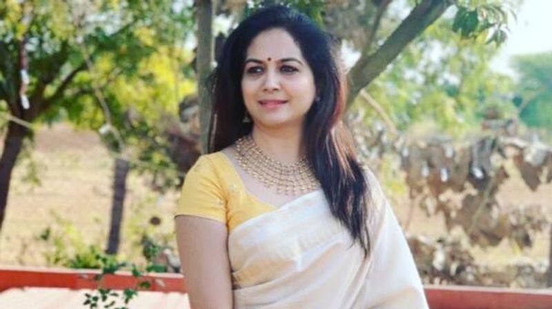 Singer Sunitha fan loses 1.75 crore, Chaitanya 3 others Arrested For cheating Case