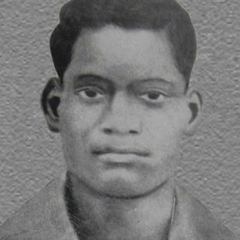 ക്വിറ്റ് ഇന്ത്യ പ്രസ്ഥാനത്തില് പങ്കെടുത്തിരുന്ന മധ്യപ്രദേശിലെ മണ്ട്ലയിൽ 19 വയസുള്ള വിദ്യാർത്ഥി ഉദയ് ചന്ദ് ജെയിനെ ബ്രിട്ടീഷ് പൊലീസ് വെടിവച്ചു കൊന്നു
