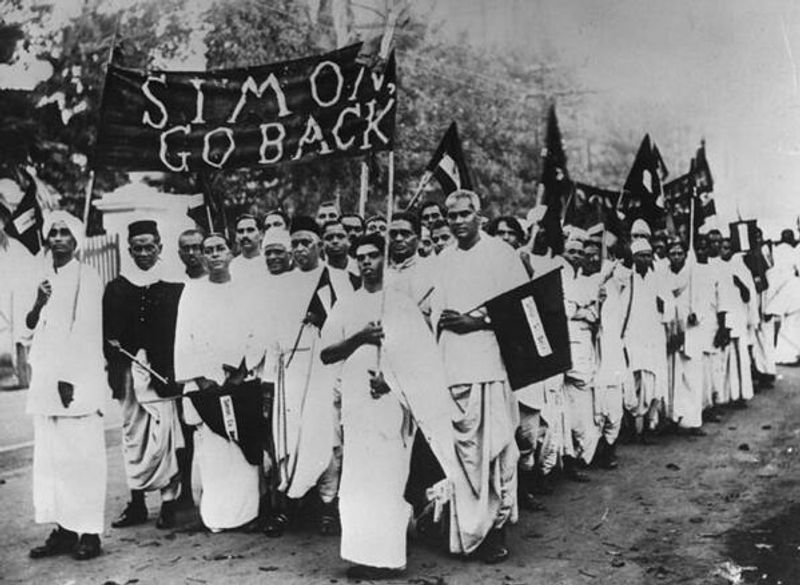 1928 സൈമൺ കമ്മീഷനെതിരായ പ്രതിഷേധ റാലിയില് പങ്കെടുക്കുന്നവര്. " സൈമൺ ഗോ ബാക്ക് " എന്ന പ്രസിദ്ധമുദ്രാവാക്യം ഈ പ്രതിഷേധത്തിന്റെ ഭാഗമായിരുന്നു.