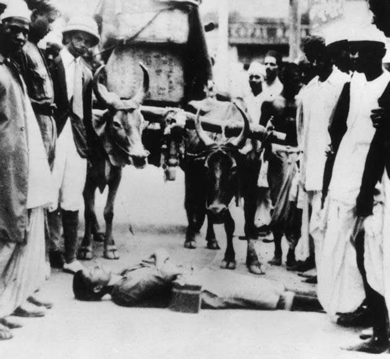 1930 ല് വിദേശ വസ്ത്രബഹിഷ്ക്കരണത്തിന്റെ ഭാഗമായി ബോംബെയില് ഇറക്കുമതി ചെയ്ത ബ്രിട്ടീഷ് വസ്ത്രങ്ങളുടെ ഒരു ലോഡിന് മുന്നില് കിടന്ന് പ്രതിഷേധിക്കുന്ന സ്വാതന്ത്ര്യസമര സേനാനി.