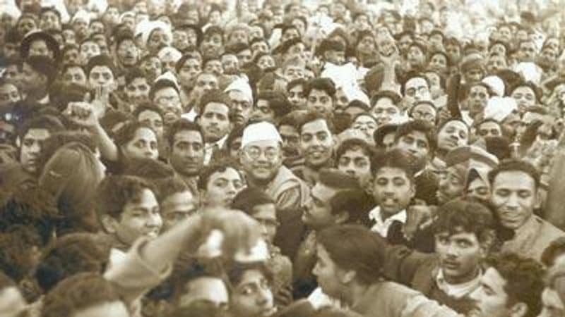 नेताजी के कॉलेज के दिनों में एक अंग्रेजी शिक्षक के भारतीयों को लेकर आपत्तिजनक बयान पर उन्होंने खासा विरोध किया, जिसकी वजह से उन्हें कॉलेज से निकाल दिया गया था।
