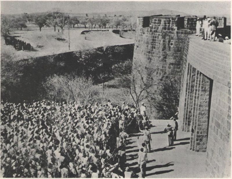 1942 ൽ ക്വിറ്റ് ഇന്ത്യ സമരത്തില് പങ്കെടുത്തതിന്റെ പേരില് അറസ്റ്റ് ചെയ്ത് ജയിലിടച്ച നെഹ്റു, പട്ടേല് ഉള്പ്പെടെയുള്ള നേതാക്കളെ വിട്ടയക്കണെന്നാവശ്യപ്പെട്ട് അഹമ്മദ് നഗര് കോട്ടയ്ക്ക് മുന്നില് തടിച്ച് കൂടിയ ജനക്കൂട്ടം. 